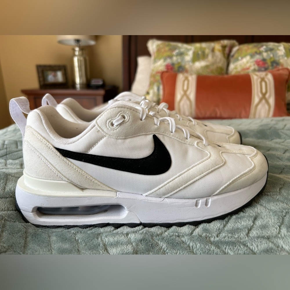 Nike Air Max Dawn Women’s Sneakers size 8.5. Perfect Condition